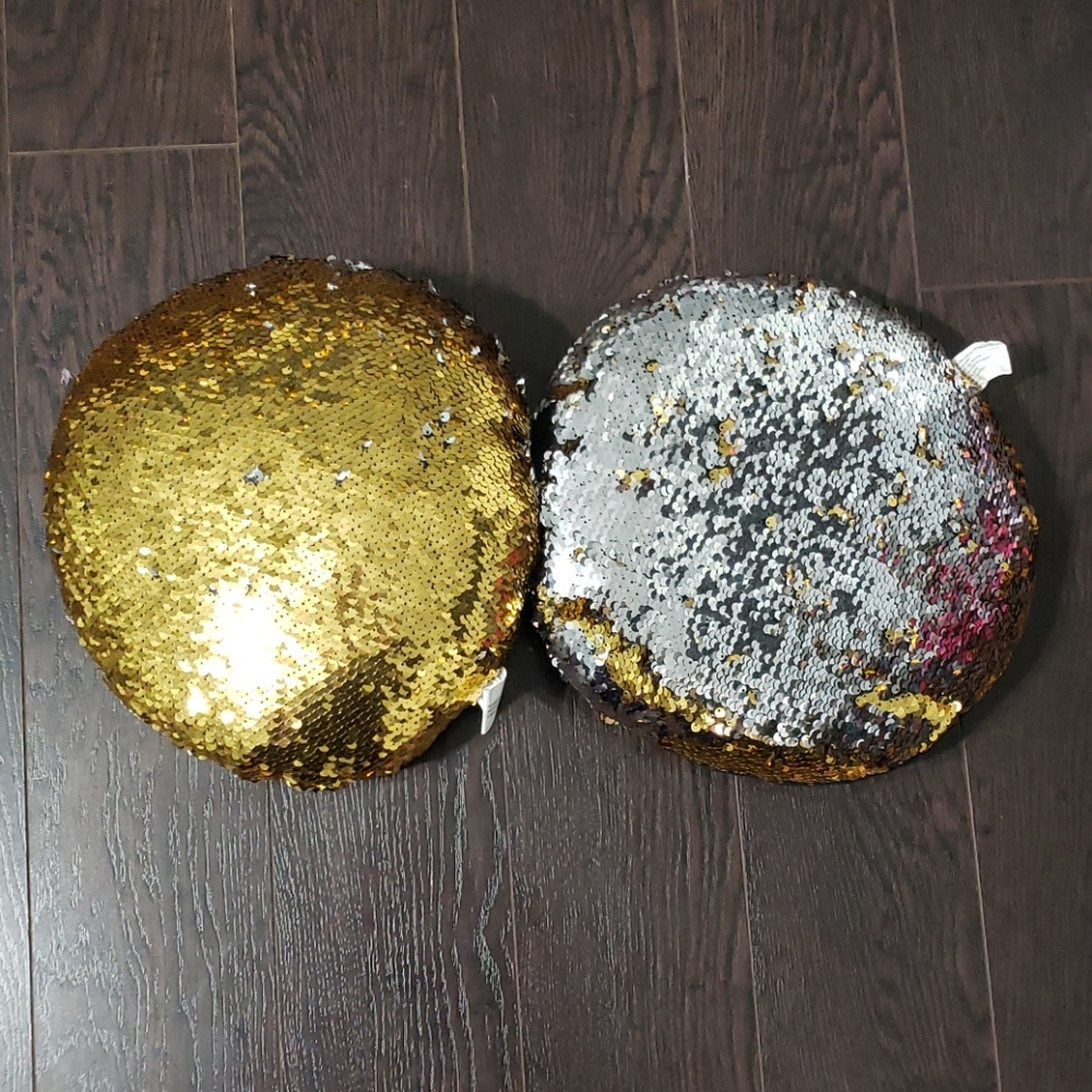Flip sequence pillows